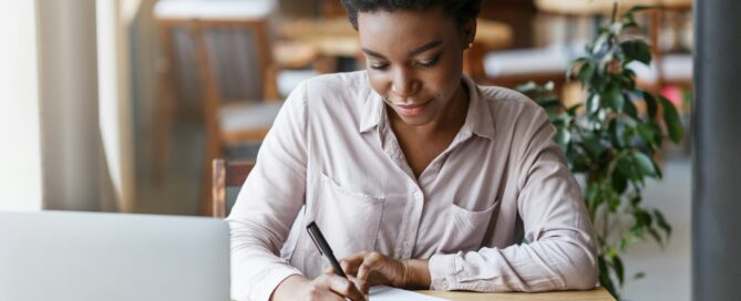 How to manage a Job While Studying Online 